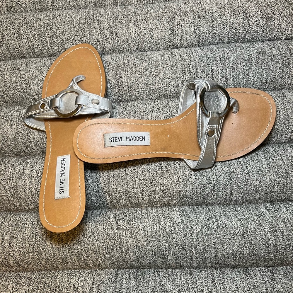 Steve madden heeled sandal size 6.5. Silver coloured.
